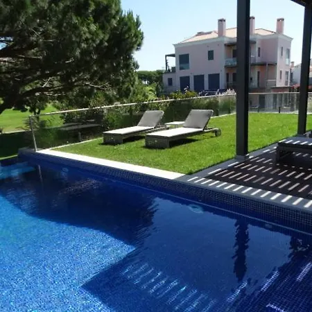 Com 3 Quartos E Piscina Nyaraló
