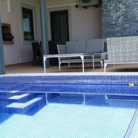 Com 3 Quartos E Piscina 度假居 *